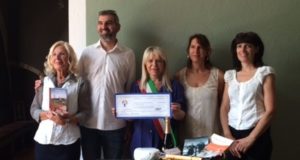 La consegna dell'assegno al sindaco e all'assessore Bianconi