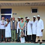 I medici della clinica assieme ai volontari di "Sorrisi per l'Etiopia", a padre Gianni Pioli e padre Gino Binanti di San Severino, missionario lì dal 1971