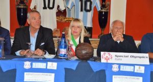 Da sinistra: Brio, il sindaco Piermattei e Mogol