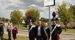 Jacopo Orlandani e il sindaco Rosa Piermattei alla cerimonia d'intitolazione del Largo Piermanni