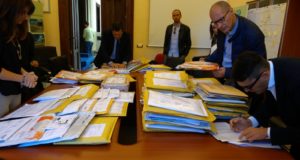 Le buste arrivate al Miur con le offerte per i lavori di realizzazione della scuola temporanea