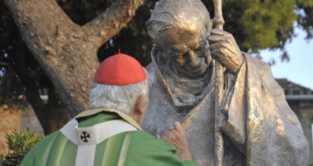 Il cardinal Menichelli e l'immagine di Giovanni Paolo II