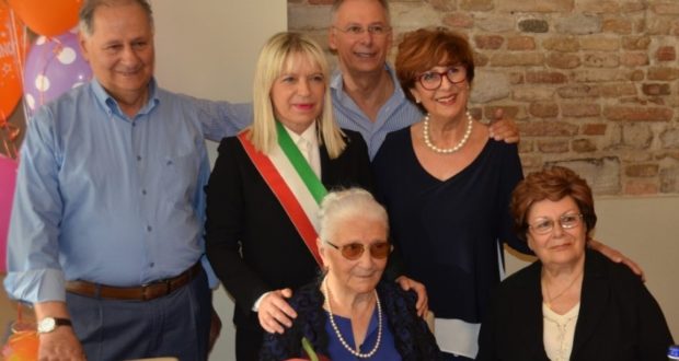 La centenaria Silvia con i figli e il sindaco Rosa Piermattei