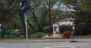 La targa che viene scoperta per l'intitolazione del Largo Piermanni