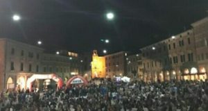 Piazza gremita nella serata di venerdì