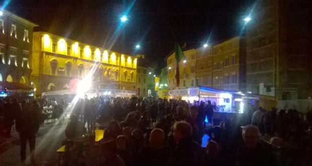 La piazza gremita di persone per la Sagra della porchetta (edizione 2016)