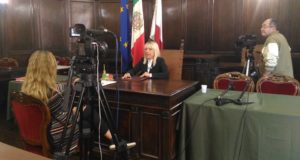 Il sindaco durante la registrazione dell'intervista
