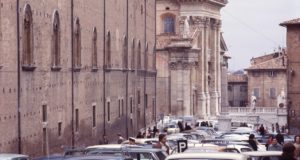 L'allora centro storico di Urbino assediato dalle auto