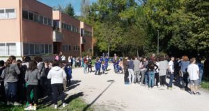 Alunni impegnati nell'evacuazione