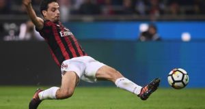 Giacomo Bonaventura in scivolata insacca con l'aiuto di Handanovic