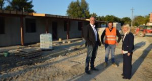 Il presidente della Regione, Luca Ceriscioli, nel cantiere delle "casette" assieme al sindaco Rosa Piermattei