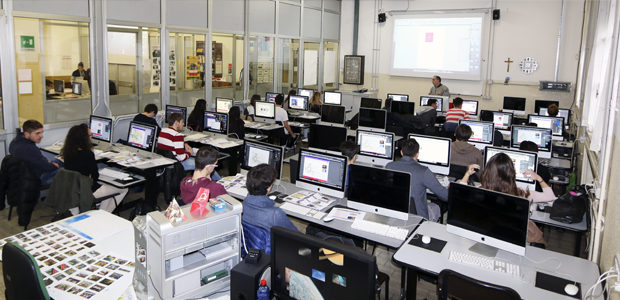 Studenti impegnati in una lezione di grafica