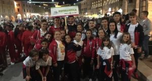 Atleti della Rotellistica Settempeda in Piazza del Popolo