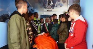 Alunni all'interno di un'ambulanza