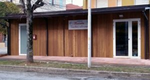 Il prefabbricato che ospita il minimarket