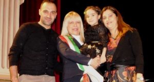 Nicole Marzaroli con i suoi genitori e con il sindaco Rosa Piermattei