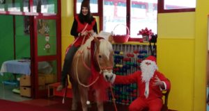 Babbo Natale, l'Elfo aiutante e il cavallo Spirit