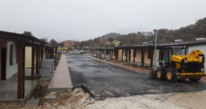 Il vialetto all'interno del villaggio di "Sae" a San Severino