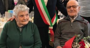 Ubaldo Ricottini assieme a sua moglie e al sindaco