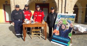 Fabio Orlandani e parte del gruppo in piazza per le "arance della salute"