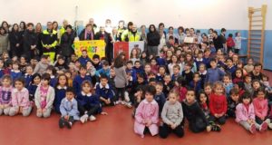 La foto di gruppo nella palestra della scuola di Cesolo