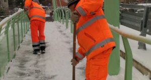 Spalatori all'opera per liberare dalla neve il nuovo ponte al rione Di Contro
