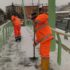 Spalatori all'opera per liberare dalla neve il nuovo ponte al rione Di Contro