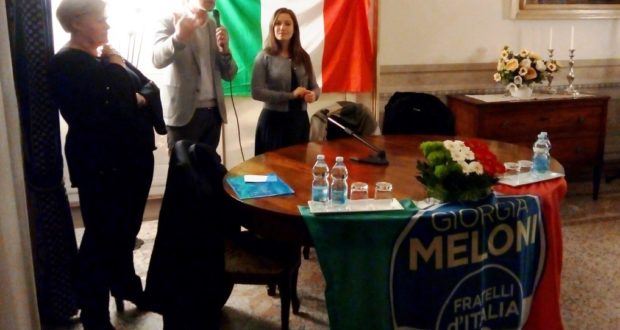 Tiziana Gazzellini con il neo eletto parlamentare Acquaroli, giunto a San Severino durante la campagna elettorale