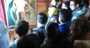 Gli alunni seguono il laboratorio di restauro