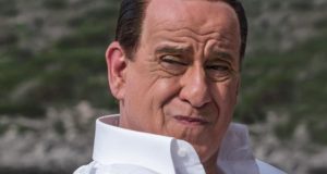 Servillo interpreta Silvio Berlusconi
