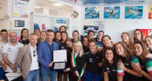 Le azzurre con il sindaco e l'assessore allo Sport all'interno della piscina di Taccoli