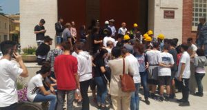 Studenti dell'Itis fuori dalla scuola dopo la scossa