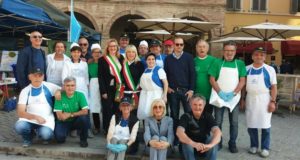 Foto di gruppo davanti al teatro Feronia