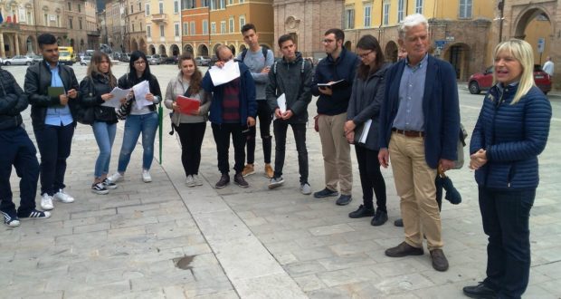 Gli studenti Unicam in Piazza del Popolo