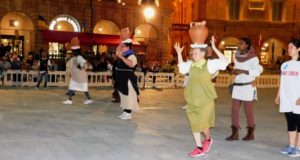 Ilaria Raggi in azione durante il Palio dei castelli
