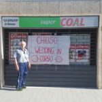 Papà Antonio davanti al supermercato Vissani