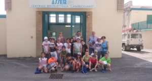 Gli alunni e le loro insegnanti assieme ad Adriano Francucci e Sergio Sparvoli dell'Assem