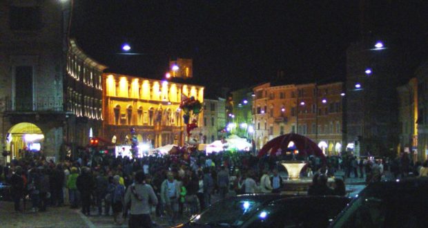 Un'immagine della piazza durante la passata edizione di Nottambula