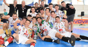 Paparoni (a destra) con l'Under 20 campione d'Italia