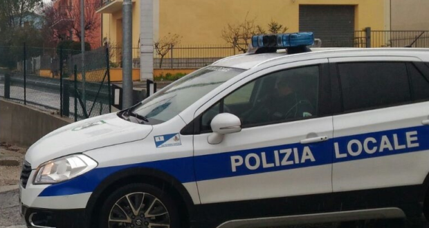 Un'auto della Polizia locale di San Severino