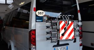 Uno dei mezzi Contram attrezzati per il trasporto delle bici