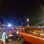 I mezzi dei vigili del fuoco e i turisti in partenza dall'Hotel gestito da Agostino Tarquini a Soraga