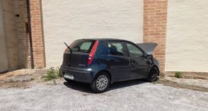 L'auto finita contro il muro