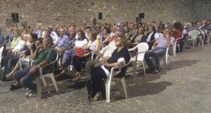 Il pubblico in largo Servanzi