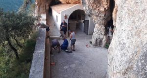 I volontari del Comitato di Serralta all'opera presso la Grotta di Santa Sperandia