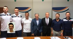 La presentazione in Banca Macerata e, nel riquadro, l'atleta settempedano Michael Molinari