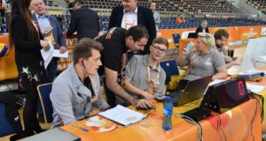 Roberto Taddei impegnato al tavolo tecnico di una competizione internazionale
