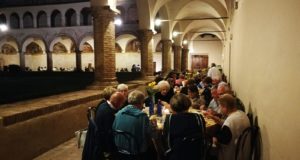 La cena nel chiostro di San Domenico
