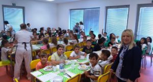 Bambini a mensa nella nuova scuola di via D'Alessandro
