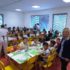 Bambini a mensa nella nuova scuola di via D'Alessandro